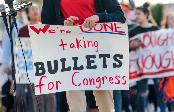 Students take a moment of silence outside Crescenta Valley High School as part of a National School Walkout to honor the victims of the shooting at Florida's Marjory Stoneman Douglas High School, in La Crescenta, California, U.S., March 14, 2018. Students take a moment of silence outside Crescenta Valley High School as part of a National School Walkout to honor the victims of the shooting at Florida's Marjory Stoneman Douglas High School, in La Crescenta, California, U.S., March 14, 2018. - Sputnik International