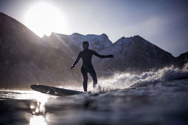 Frosty Shores, Flashy Green Horizons: The Thrill of Winter Surfing - Sputnik International