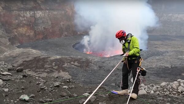 Daredevils Venture Into Spewing Volcano - Sputnik International