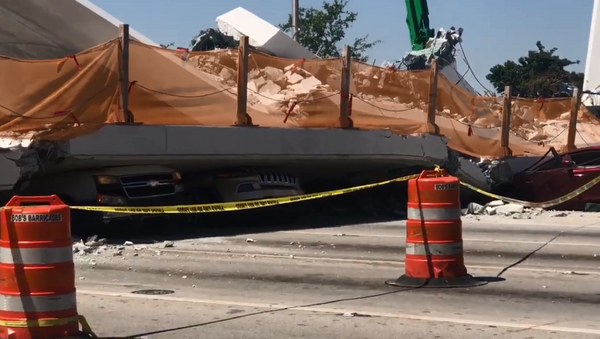 Pedestrian bridge at Florida International University collapses days after construction ends - Sputnik International