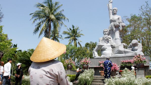 Visitors offer flowers at a war memorial dedicated to the victims of the My Lai massacre in the village of Son My during a ceremony marking the 50th anniversary of the massacre on March 16, 2018 - Sputnik International