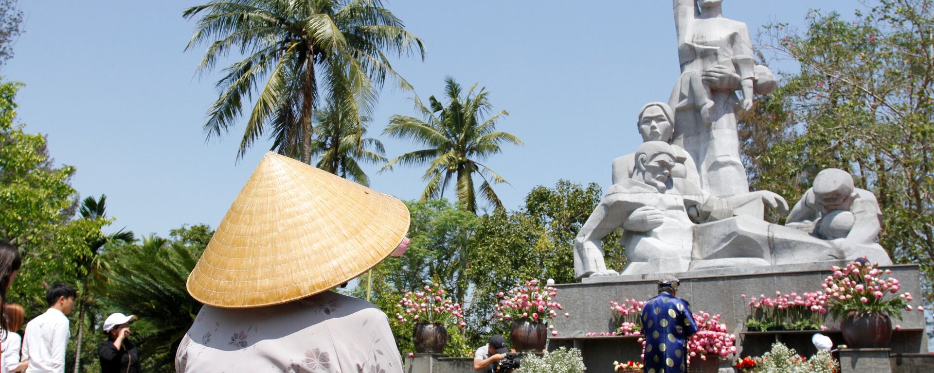 Visitors offer flowers at a war memorial dedicated to the victims of the My Lai massacre in the village of Son My during a ceremony marking the 50th anniversary of the massacre on March 16, 2018 - Sputnik International, 1920, 16.03.2018