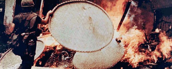 SP5 Capezza burning a Vietnamese dwelling SP5 Capezza burning a Vietnamese dwelling - Sputnik International