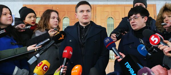 Ukraine's Verkhovna Rada deputy Nadezhda Savchenko talks to journalists near the Ukrainian Security Service building in Kiev Ukraine's Verkhovna Rada deputy Nadezhda Savchenko talks to journalists near the Ukrainian Security Service building in Kiev - Sputnik International