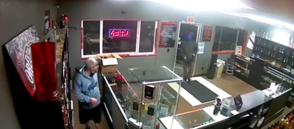 Armed Oregon Thief Chased Off by Unarmed But Furious Shop Owner - Sputnik International