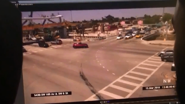 Surveillance footage captures moment pedestrian bridge at Florida International University collapses - Sputnik International
