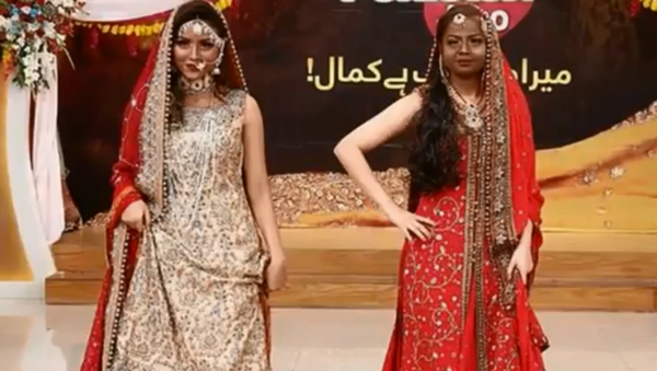 Social media in uproar after tv show 'Jago Pakistan Jago' has contestants darken skin of fair-skinned models to show off beauty techniques for dark-skinned people - Sputnik International