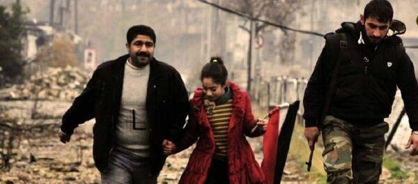 Civilians helped by Syrian Army in Aleppo - Sputnik International