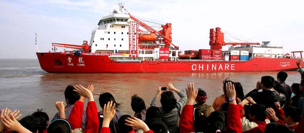 In this photo released by China's official Xinhua news agency, well-wishers wave to the Chinese exploration ship Xue Long at the Waigaoqiao Dock in Shanghai, east China, on Monday November 12, 2007 - Sputnik International