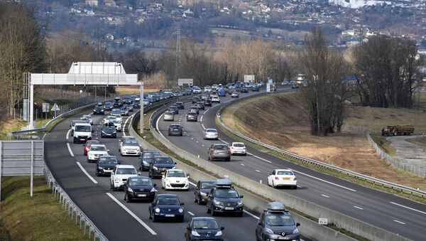 Vehicles run in a heavy traffic on the A43 highway, leading to the French Alps ski resorts on February 10, 2018 in Chignin central eastern France - Sputnik International