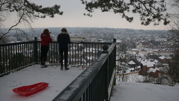 Residents look out over the snow covered town of Winchester in south west England on March 2, 2018 - Sputnik International