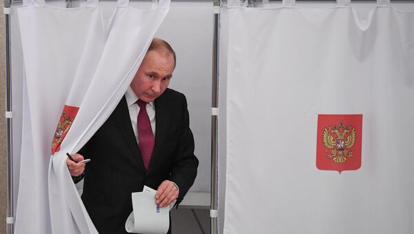 Russian President and Presidential candidate Vladimir Putin at a polling station during the presidential election in Moscow, Russia March 18, 2018 - Sputnik International