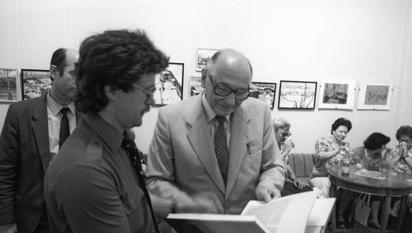 Soviet intelligence agent Heinz Felfe, right, at the presentation of his book Memoirs of an Agent at Friendship House - Sputnik International