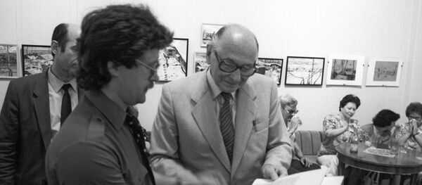 Soviet intelligence agent Heinz Felfe, right, at the presentation of his book Memoirs of an Agent at Friendship House - Sputnik International
