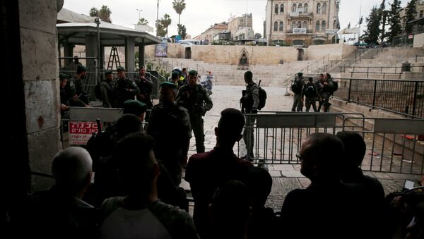 Israeli security forces block Damascus Gate, one of the entrances to Jerusalem's Old City, after a stabbing attack in which an Israeli was wounded, inside Jerusalem's Old City, March 18, 2018 - Sputnik International