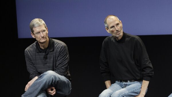 In this July 16, 2010 photo shows Apple's Tim Cook, left, and Steve Jobs, right, during a meeting at Apple in Cupertino, Calif. - Sputnik International