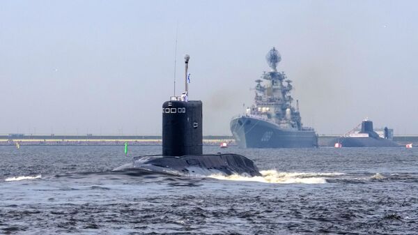 From left: the Kolpino diesel submarine, the Pyotr Veliky nuclear-powered guided-missile heavy cruiser, and the Dmitry Donskoi nuclear-powered ballistic missile submarine during the final rehearsal of the naval parade to celebrate Russian Navy Day in Kronstadt - Sputnik International