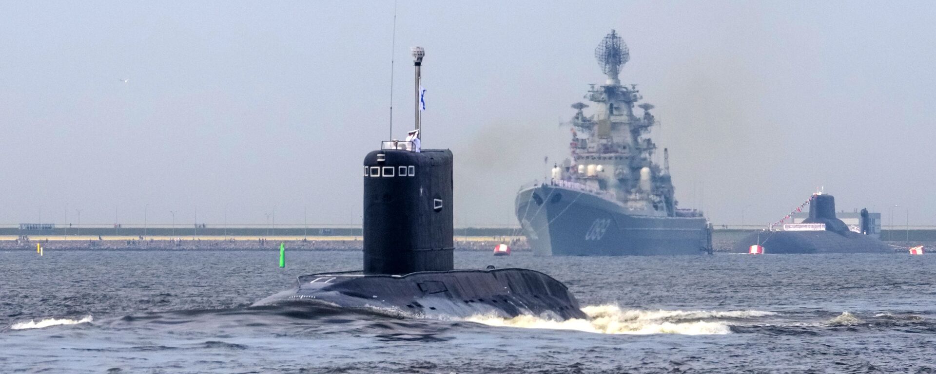 From left: the Kolpino diesel submarine, the Pyotr Veliky nuclear-powered guided-missile heavy cruiser, and the Dmitry Donskoi nuclear-powered ballistic missile submarine during the final rehearsal of the naval parade to celebrate Russian Navy Day in Kronstadt - Sputnik International, 1920, 11.11.2024