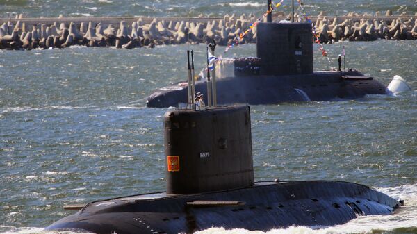The submarines Vyborg, foreground and Stary Oskol during a rehearsal of the Russian Navy Day parade, in Baltiysk's sea canal - Sputnik International