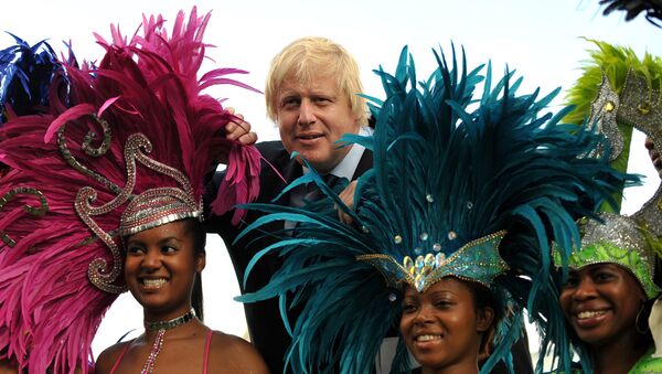 Mayor of London, Boris Johnson (2nd L) poses with costumed masqueraders from the Genesis Mas band in London, on August 24, 2011, ahead of the Notting Hill Carnival - Sputnik International