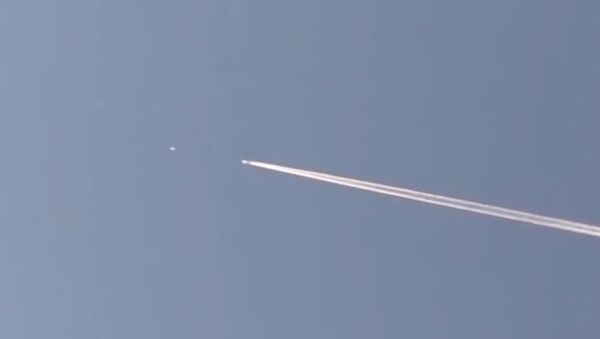 UFO Chases Passenger Jet Through The Sky As Baffled Witness Captures Video - Sputnik International
