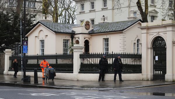 Police officers walk past the consular section of Russia's embassy in London, Britain, March 15, 2018 - Sputnik International