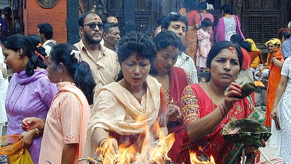 Hindu devotees offer oil and butter to lamps during ritual prayers at Kumbheswore temple in Patan, on the outskirts of Kathmandu. (File) - Sputnik International