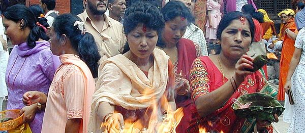 Hindu devotees offer oil and butter to lamps during ritual prayers at Kumbheswore temple in Patan, on the outskirts of Kathmandu. (File) Hindu devotees offer oil and butter to lamps during ritual prayers at Kumbheswore temple in Patan, on the outskirts of Kathmandu. (File) - Sputnik International