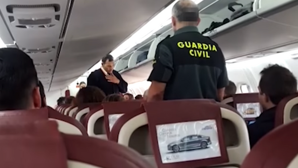 Passenger on Binter Canarias flight gets booted from plane after yelling racial slurs at flight attendant - Sputnik International