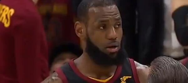 LeBron James argues with a referee - Sputnik International