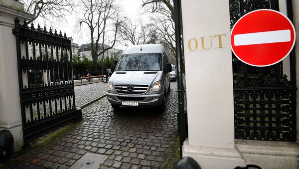 A bus carrying embassy staff and children leave Russia's Embassy in London, Britain, March 20, 2018 - Sputnik International