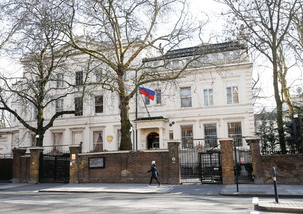 A woman walks past the Russian Embassy in London, Britain, March 19, 2018 - Sputnik International
