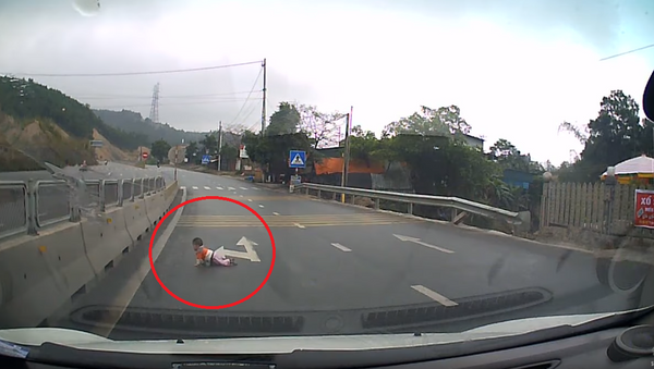 Crawling Child Almost Killed After Wandering Onto Vietnamese Highway - Sputnik International