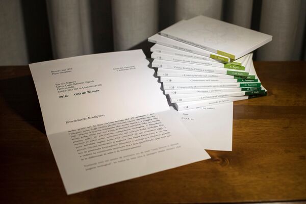 A series of 11 booklets on The Theology of Pope Francis and a letter from former Pope Benedict, which was read out at the presentation of the work, are seen at the Vatican A series of 11 booklets on The Theology of Pope Francis and a letter from former Pope Benedict, which was read out at the presentation of the work, are seen at the Vatican - Sputnik International