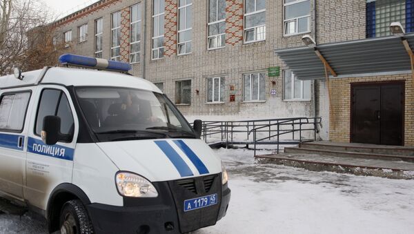 A police car outside school No. 15 in Shadrinsk where a 13-year-old student opened fire from her father's air gun - Sputnik International