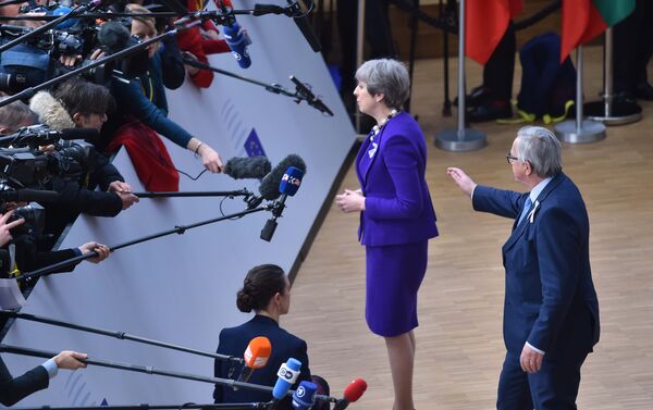 European Commission President Jean-Claude Juncker greets Britain's Prime Minister Theresa May at a European Union leaders summit in Brussels, Belgium, March 22, 2018. - Sputnik International