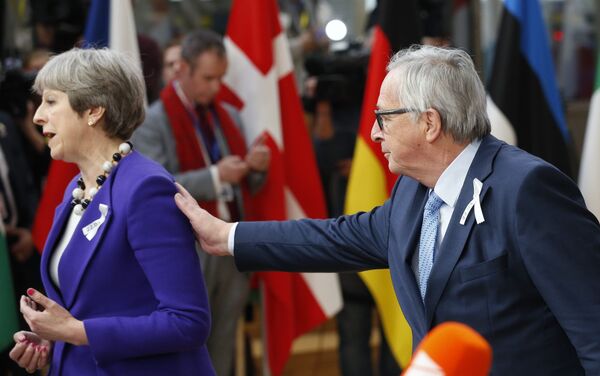 European Commission President Jean-Claude Juncker and Britain's Prime Minister Theresa May arrive at a European Union leaders summit in Brussels, Belgium, March 22, 2018. - Sputnik International