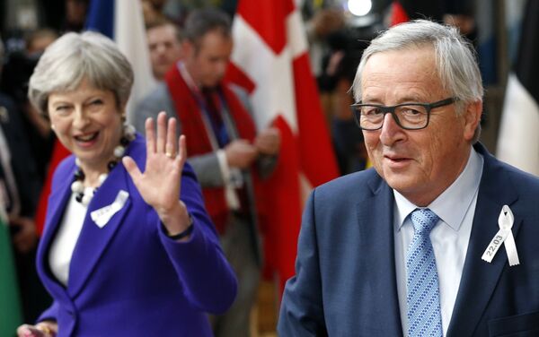 European Commission President Jean-Claude Juncker and Britain's Prime Minister Theresa May arrive at a European Union leaders summit in Brussels, Belgium, March 22, 2018. - Sputnik International