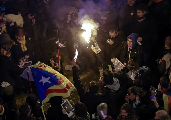 Protesters gather near the Spanish government office headquarters after Spain's Supreme Court ruled twenty-five Catalan leaders will be tried for rebellion, embezzlement or disobeying the state, in Barcelona, Spain, March 23, 2018. - Sputnik International