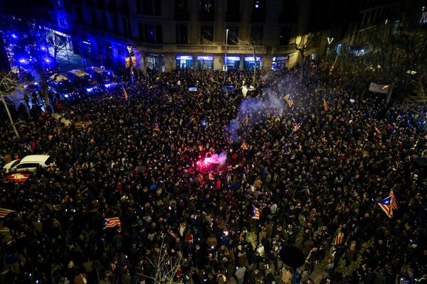 Protesters face off with Mossos d'Esquadra, Catalan regional police, as they gather near the Spanish government office headquarters after Spain's Supreme Court ruled twenty-five Catalan leaders will be tried for rebellion, embezzlement or disobeying the state, in Barcelona, Spain, March 23, 2018. - Sputnik International