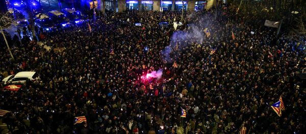 Protesters face off with Mossos d'Esquadra, Catalan regional police, as they gather near the Spanish government office headquarters after Spain's Supreme Court ruled twenty-five Catalan leaders will be tried for rebellion, embezzlement or disobeying the state, in Barcelona, Spain, March 23, 2018. - Sputnik International