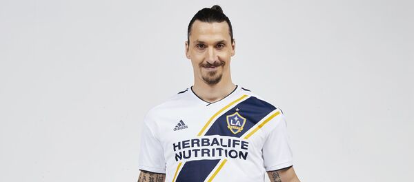 Forward Zlatan Ibrahimovic, of Sweden, poses in the uniform of his new club - Sputnik International