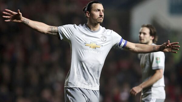 Zlatan Ibrahimovic celebrates scoring his side's first goal - Sputnik International