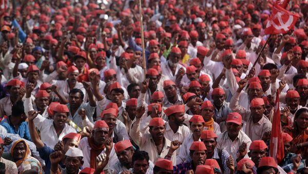 Indian farmers shout slogans during a rally at the end of their six day long march on foot, in Mumbai, India - Sputnik International