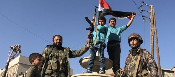 Locals in the liberated town of Kafr Batna in Eastern Ghouta - Sputnik International