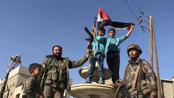 Locals in the liberated town of Kafr Batna in Eastern Ghouta - Sputnik International