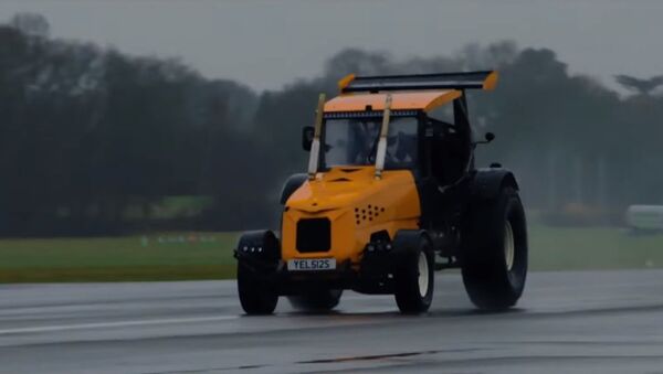 The Stig Breaks World Record in Modified Tractor on Top Gear - Sputnik International