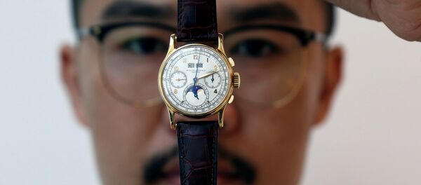 An exhibitor displays the Patek Philippe 18k gold perpetual chronograph wrist watch with moon phases belonging to the King Farouk, at the Christie's auction in Dubai, United Arab Emirates, March 19, 2018 An exhibitor displays the Patek Philippe 18k gold perpetual chronograph wrist watch with moon phases belonging to the King Farouk, at the Christie's auction in Dubai, United Arab Emirates, March 19, 2018 - Sputnik International