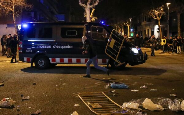 A protestor throws a barrier at a Catalan police van during skirmishes after former regional president Carles Puigdemont was detained in Germany, at a demonstration in Barcelona, Spain March 25, 2018. - Sputnik International