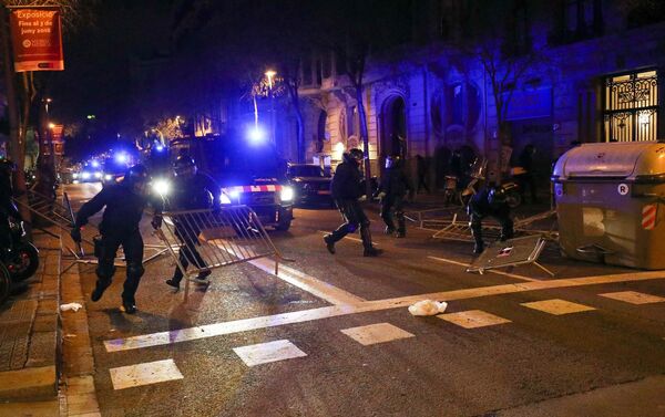 Catalan police remove barricades placed by protestors during skirmishes after former regional president Carles Puigdemont was detained in Germany, in Barcelona, Spain March 25, 2018. - Sputnik International